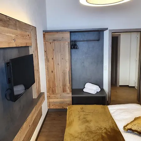 Apartment In Near Lift *