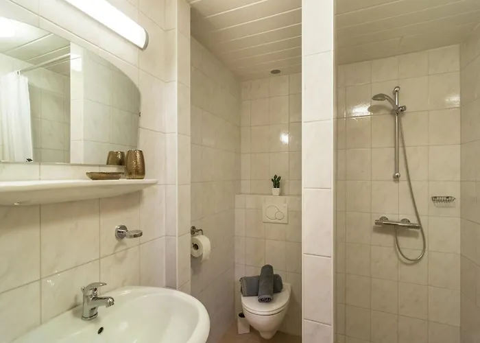 In Near Lift شقة *